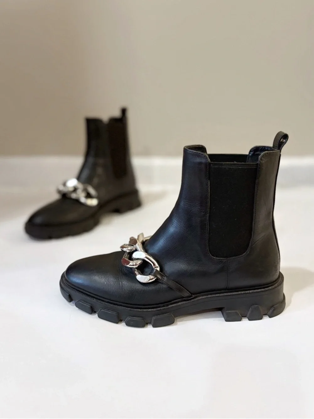 Michael Kors Chelsea Boots Women 8M Black Leather Chain Lug Sole Biker